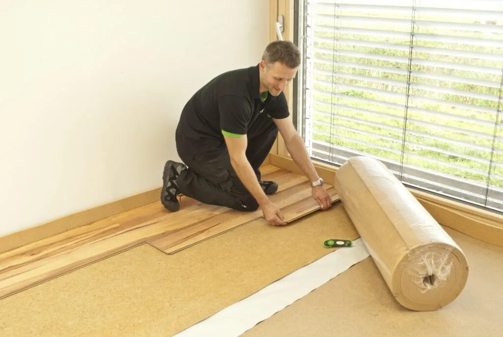 Jak skutecznie wygłuszyć podłogę i pozbyć się hałasu w mieszkaniu lub domu