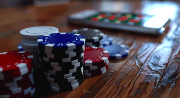 Jak nowoczesne smartfony wpływają na grę w kasynach online?