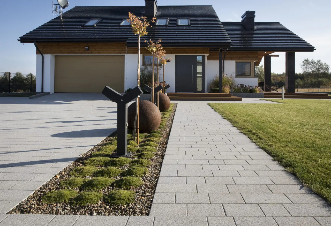 Z czego zrobić chodnik? Najlepsze materiały i praktyczne porady