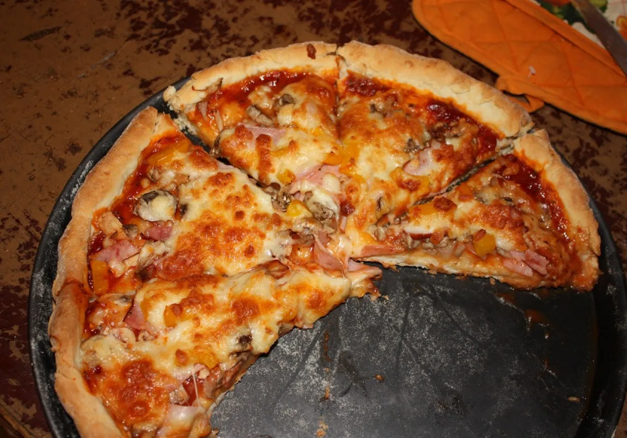 Jak zrobić pizzę jak z pizzeri - sekrety idealnego smaku w domu