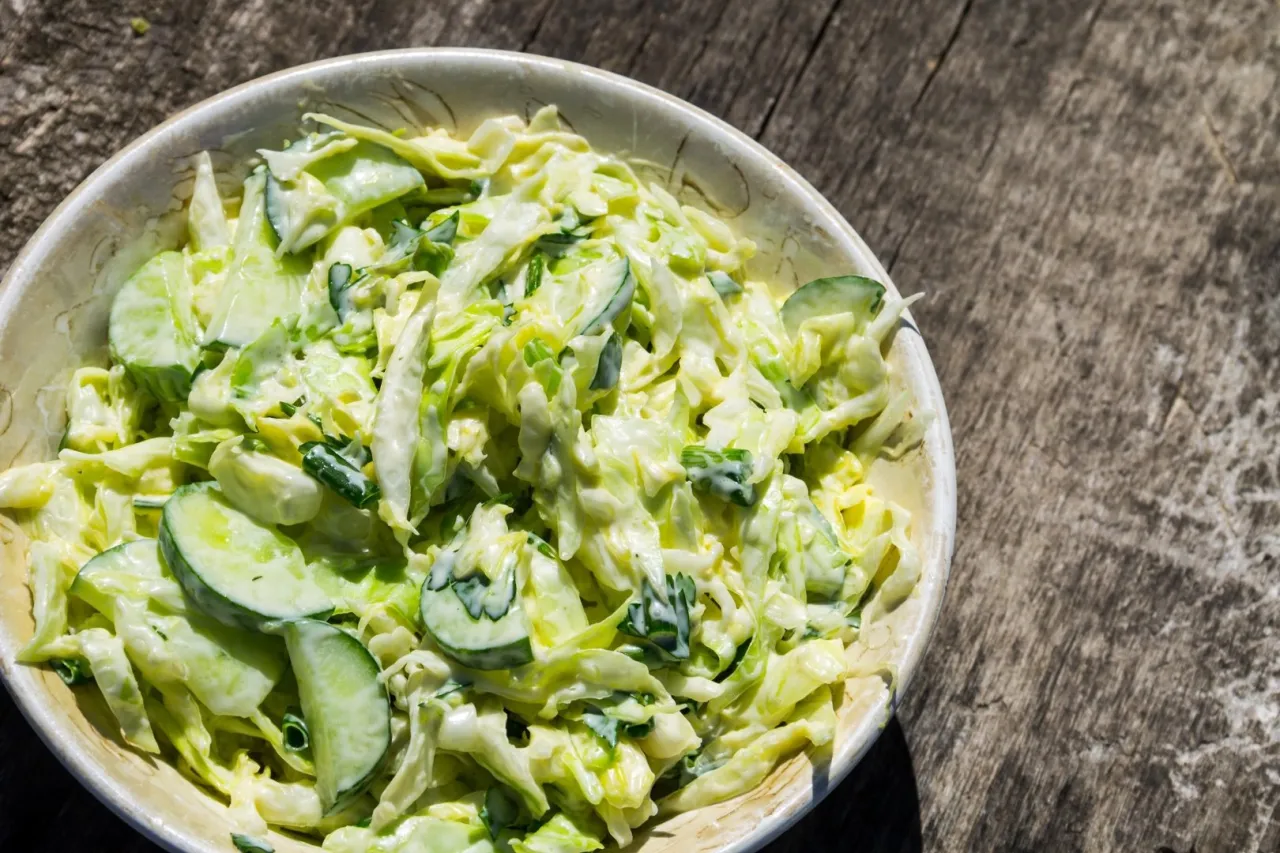 Jak zrobić surówkę z pekinki w 15 minut – prosty przepis na sałatkę