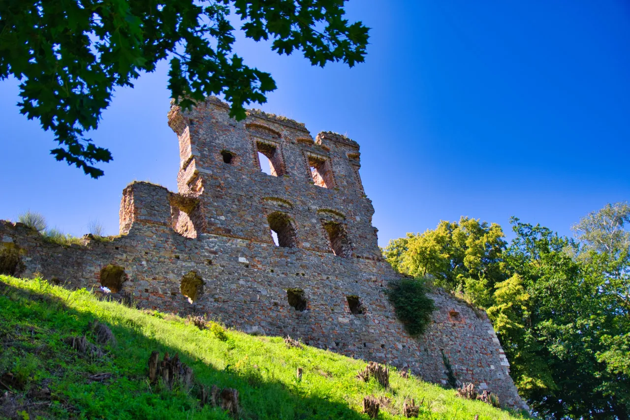 Zamek w Międzygórzu: Tajemnice ruin i ich niezwykła historia
