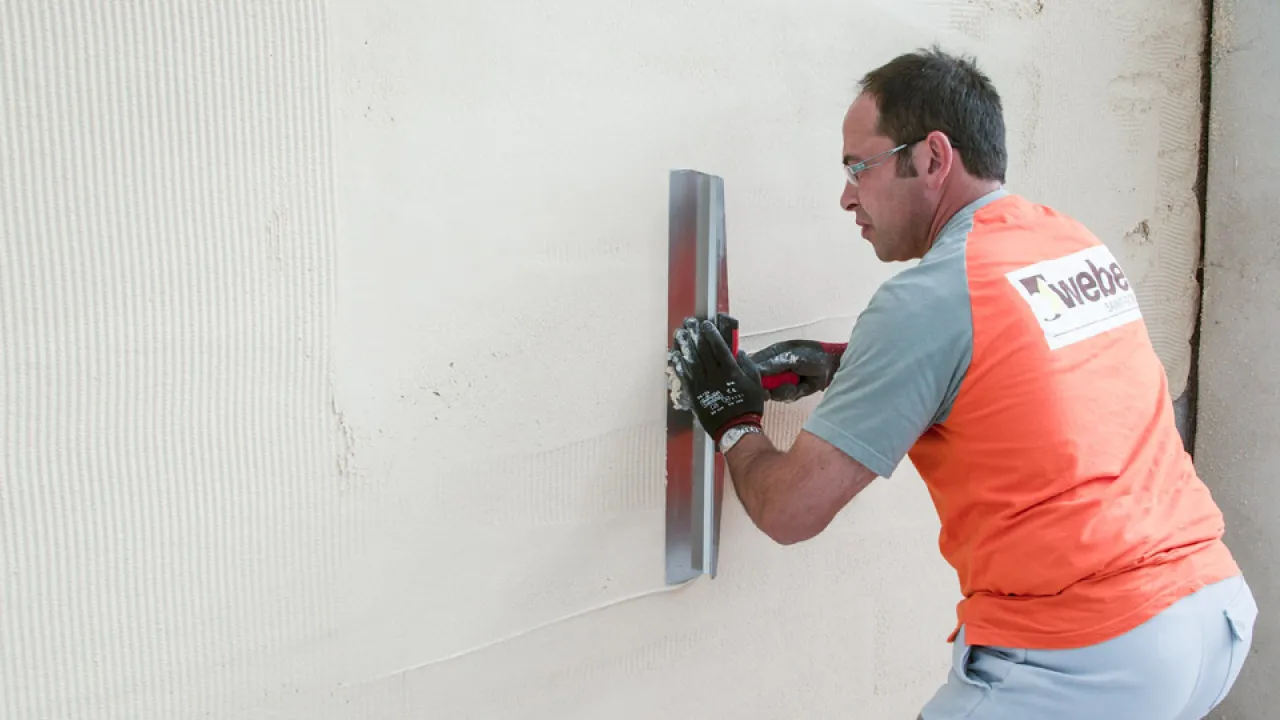 Jakie tynki cementowo-wapienne wybrać? Porównanie producentów i ich oferty