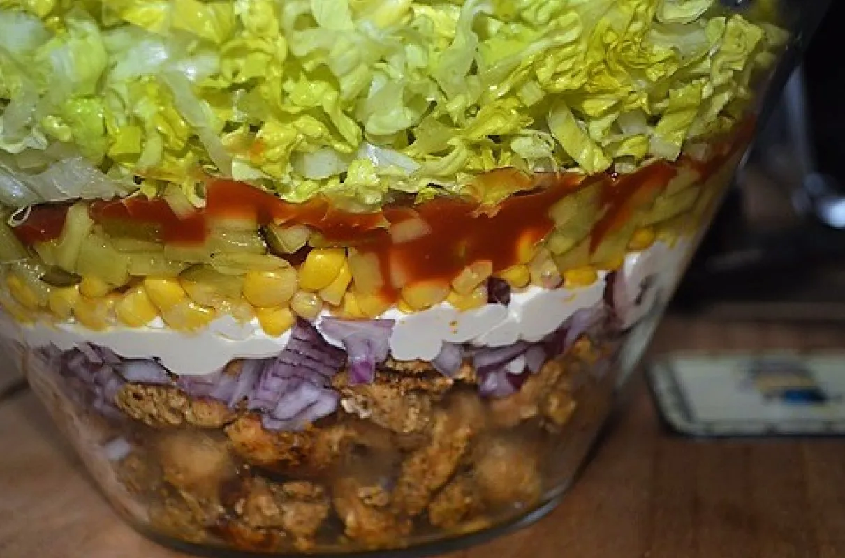 Sałatka gyros co po kolei – idealny przepis na smaczną sałatkę Sałatka gyros co po kolei – idealny przepis na smaczną sałatkę