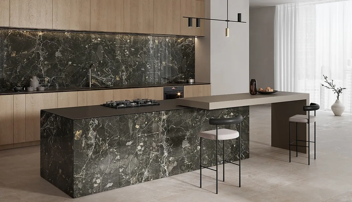 Jakie płytki między szafkami w kuchni wybrać, by uniknąć błędów?