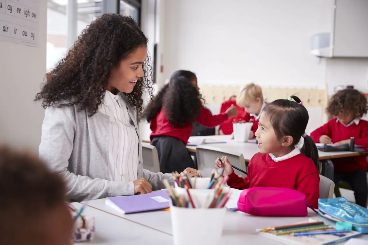 Wsparcie rozwoju mowy u maluchów dzięki pomocom logopedycznym