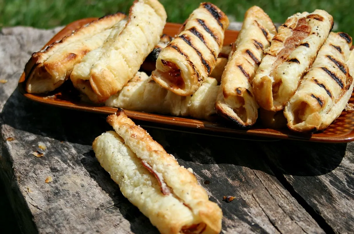 Pyszne przepisy na ciasto francuskie na grillu elektrycznym, które zaskoczą
