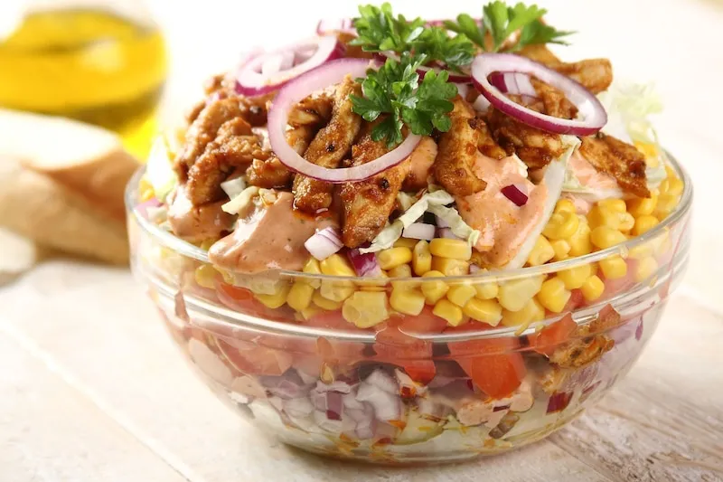 Jak zrobić sałatkę gyros warstwowa, która zachwyci Twoich gości