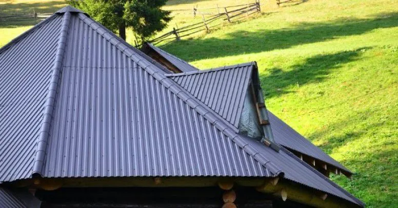 Najlepsza farba na dach z blachy – uniknij błędów w malowaniu Najlepsza farba na dach z blachy – uniknij błędów w malowaniu