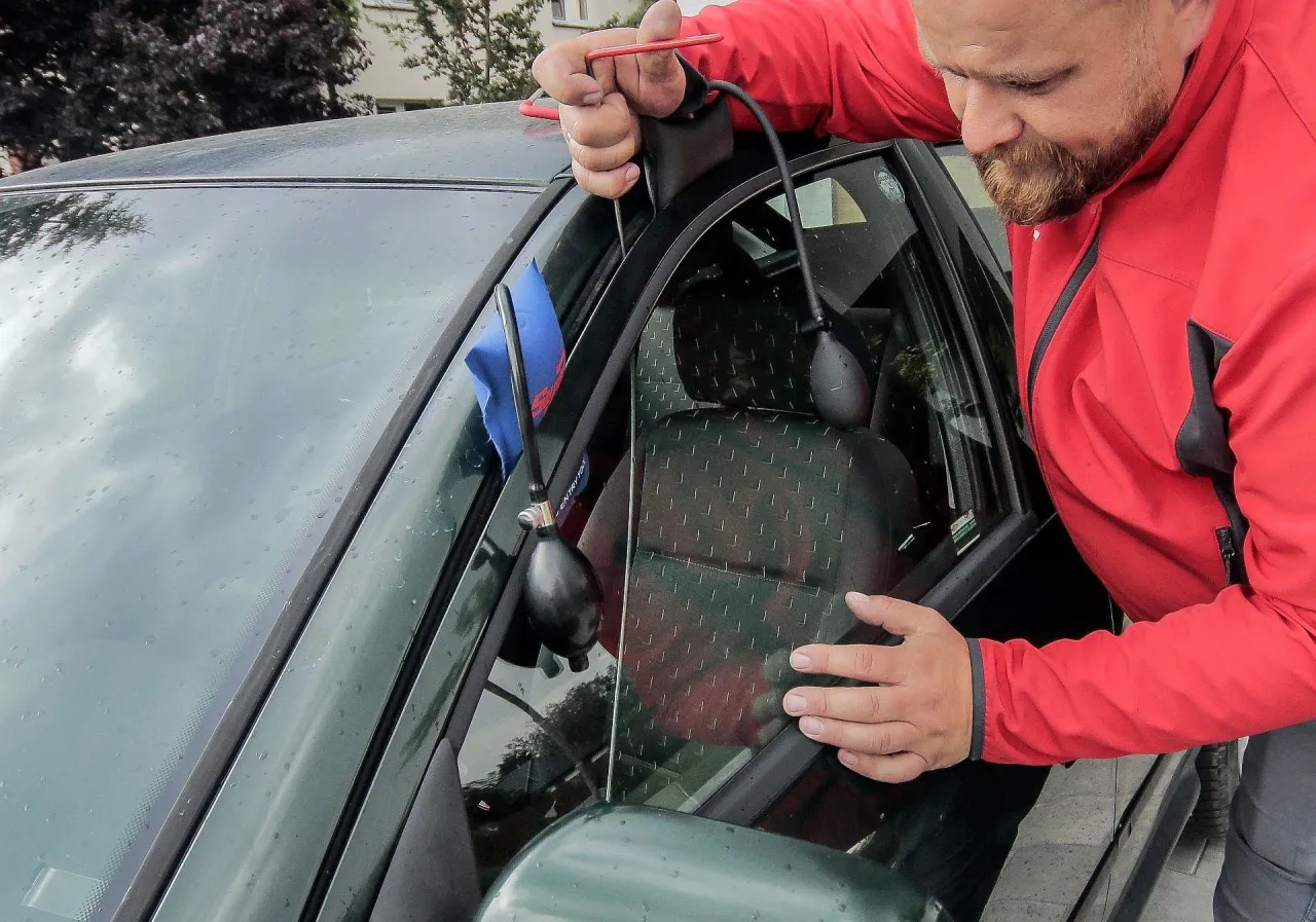 Jak wyciągnąć kluczyki z zatrzaśniętego samochodu bez uszkodzeń