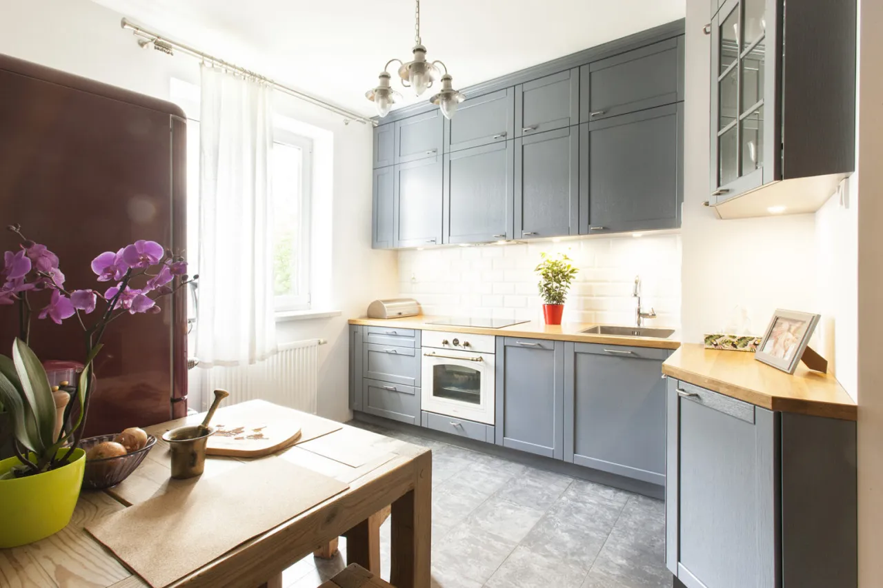 Jaki blat do szarych mebli kuchennych - najlepsze opcje i porady