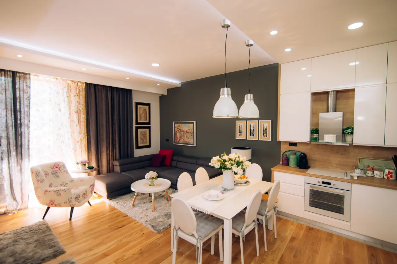 Jak umeblować salon z aneksem kuchennym: 10 praktycznych porad Jak umeblować salon z aneksem kuchennym: 10 praktycznych porad