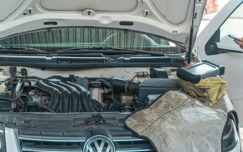 Jak sprawdzić kod silnika: 5 skutecznych metod dla kierowców