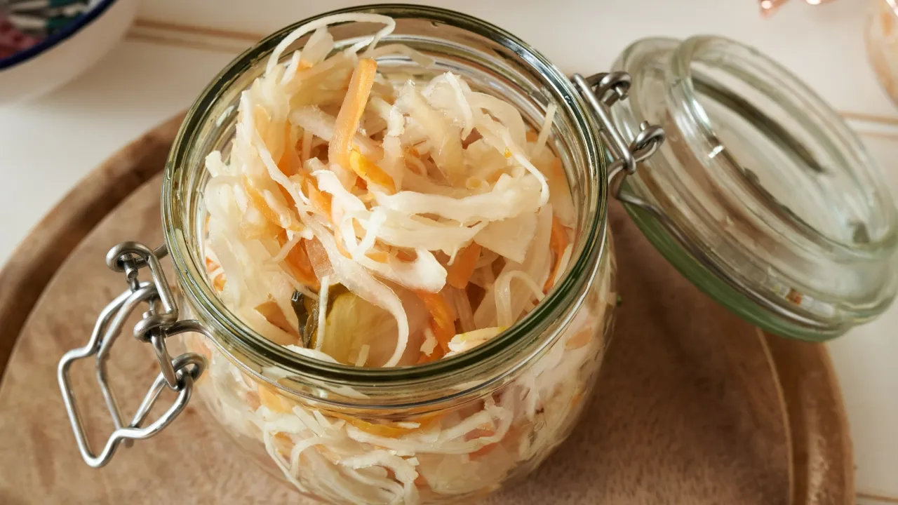 Surówka z kiszonej kapusty jak w restauracji - idealny przepis na smak