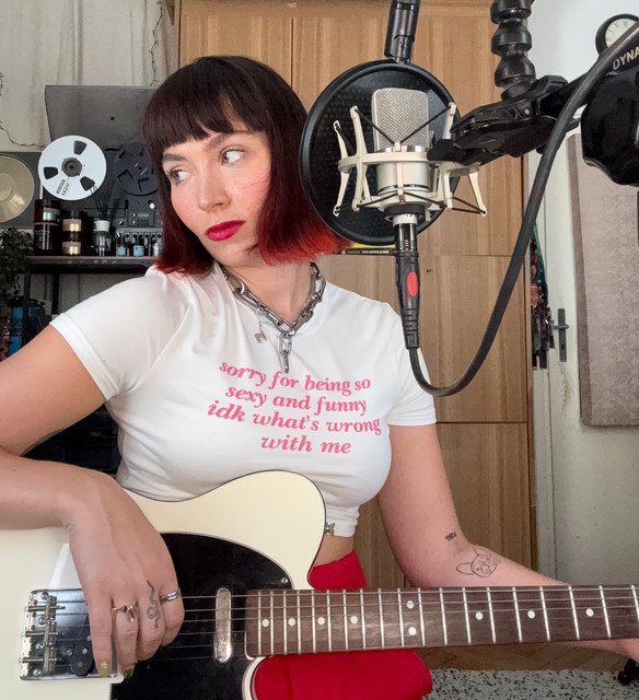 Marysia Kowalska (na gitarze) • Cały album • Wszystkie utwory • Wykonawca