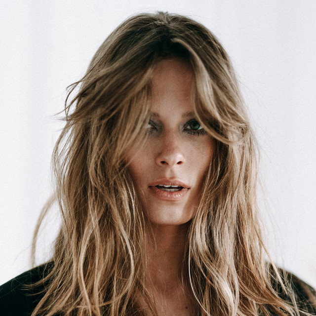 Julia Pośnik • Albumy • Piosenki • Życiorys