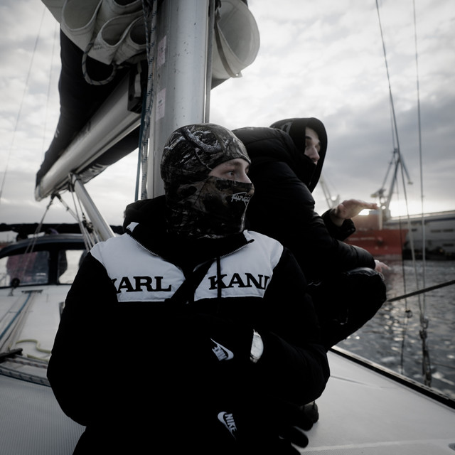 KIEDYŚ NIE BYŁO TAM MIEJSC • Cały album • Wszystkie utwory • Wykonawca