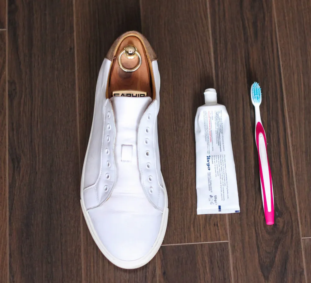 Jak czyścić białą podeszwę buta, aby uniknąć trudnych plam