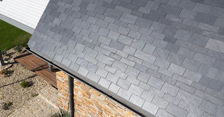 Łupki na dach – wytrzymałe, estetyczne i ekologiczne rozwiązanie dla Twojego domu