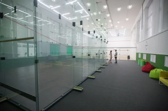 Najlepsze korty squash w Warszawie - gdzie zagrać i jak rezerwować