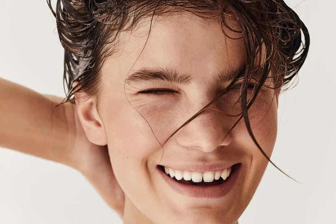 Jak używać płukanki do włosów, aby uzyskać zdrowe i lśniące pasma