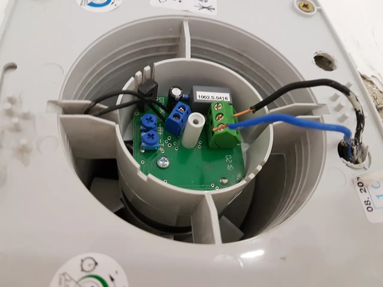 Prosty montaż wentylatora łazienkowego z czujnikiem wilgoci krok po kroku