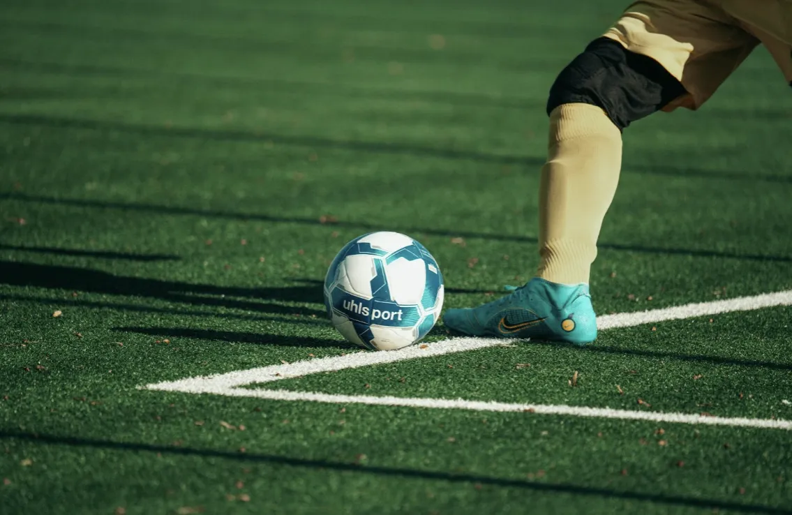 Rzuty z autu, rożne i bramkowe – co mówią przepisy?