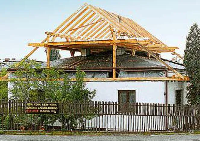 Nadbudowa domu z drewnianym stropem: koszty, techniki i formalności