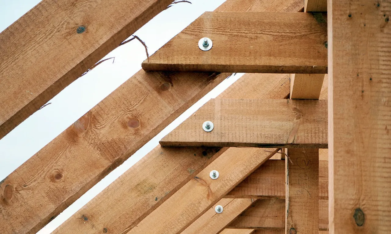 Jak mocować jętki: 6 skutecznych technik dla trwałego dachu