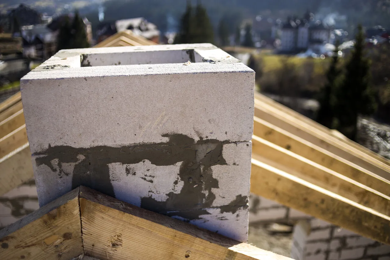 Jaką zaprawę do komina systemowego wybrać: rodzaje i właściwości