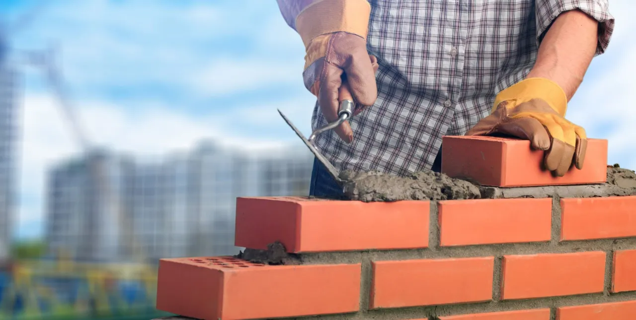 Jaki cement do murowania? Wybierz najlepszy dla swojego projektu