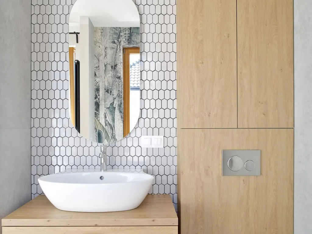 Jakie drewno do łazienki? Odkryj najlepsze gatunki odporne na wilgoć