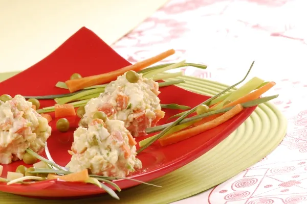 Jak gotować warzywa na sałatkę, by zachować ich smak i chrupkość