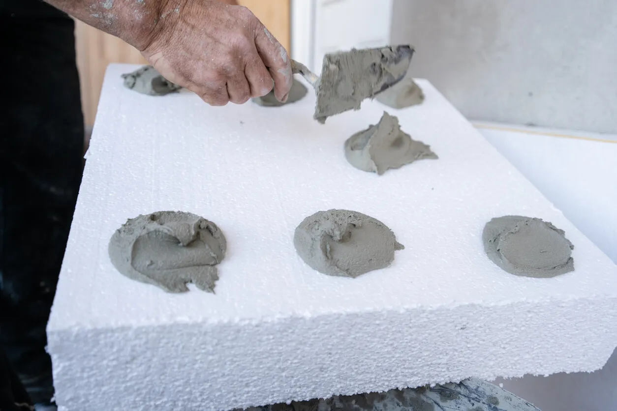 Styropian z folią: właściwości i zastosowanie w budownictwie