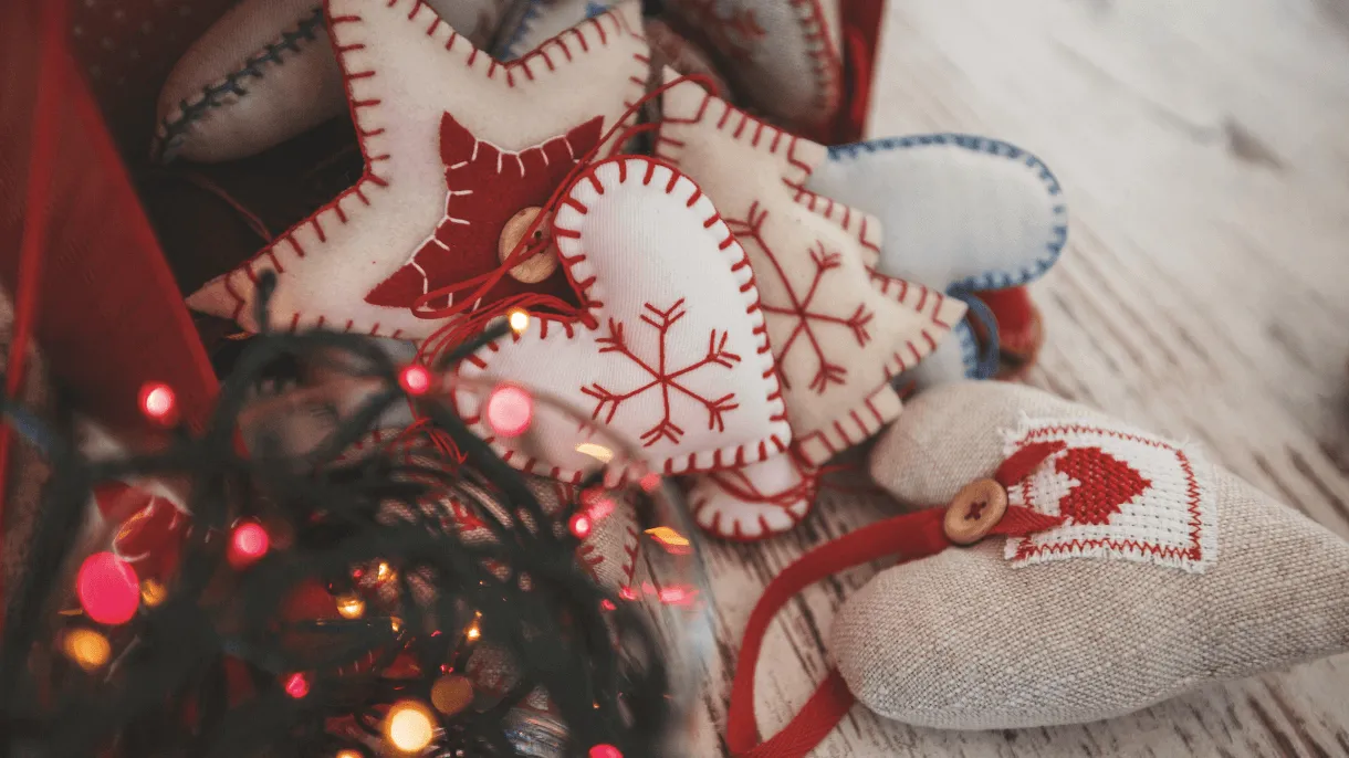 Jak uszyć ozdoby świąteczne z materiału – praktyczne porady i inspiracje