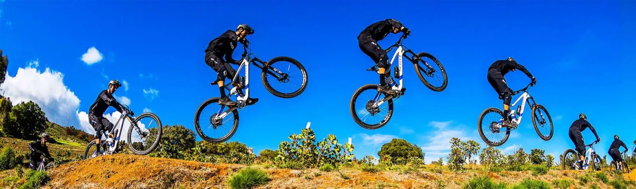 Jak skakać na rowerze: proste techniki, aby uniknąć kontuzji