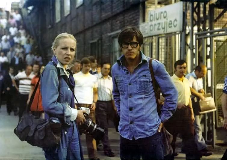 Kultowy plakat filmu Człowiek z marmuru: symbol kina PRL