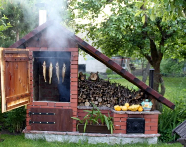 Jak samodzielnie zbudować domową wędzarnię z drewna - kompletna instrukcja krok po kroku