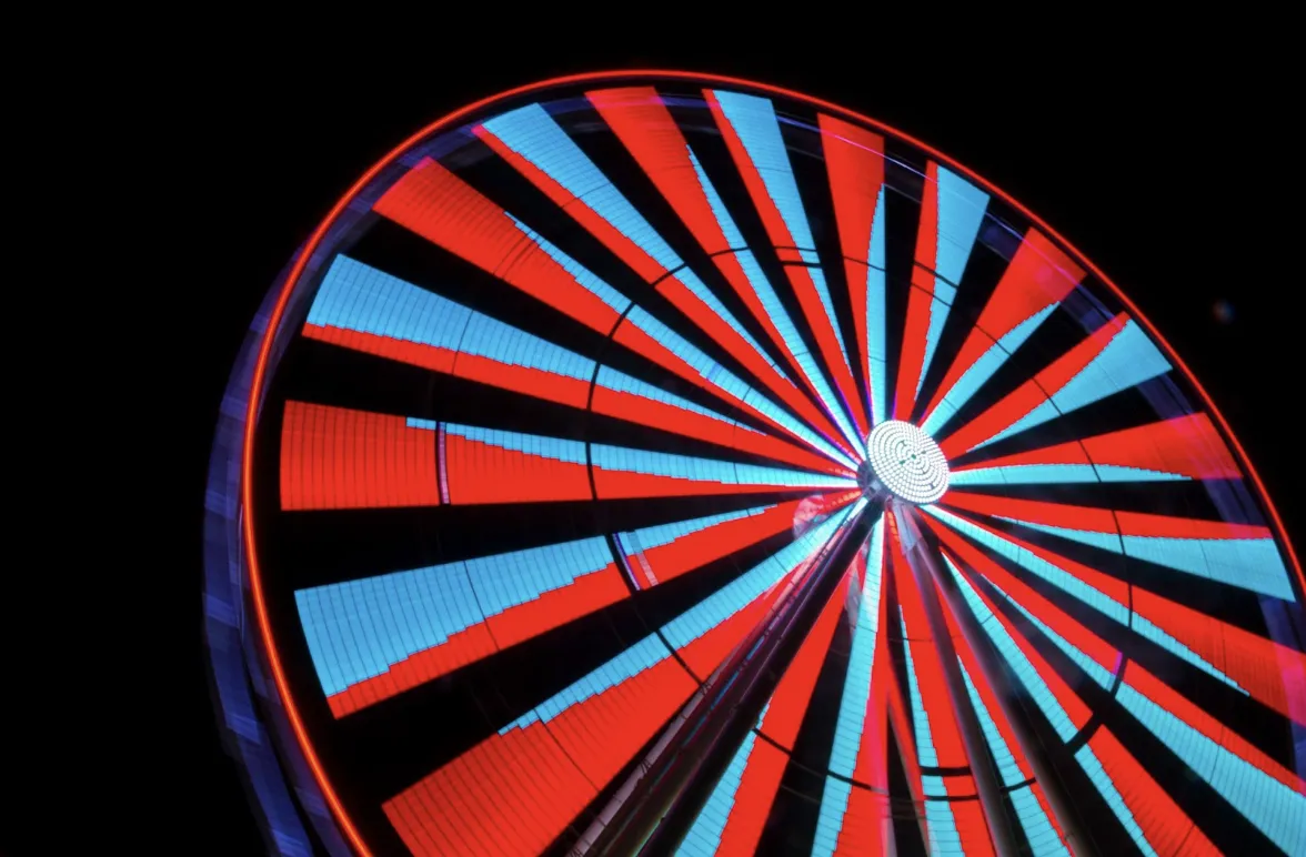 Promocje z Kołem Fortuny: Czy Kręcenie po Nagrody Może Pobić Tradycyjne Bonusy?