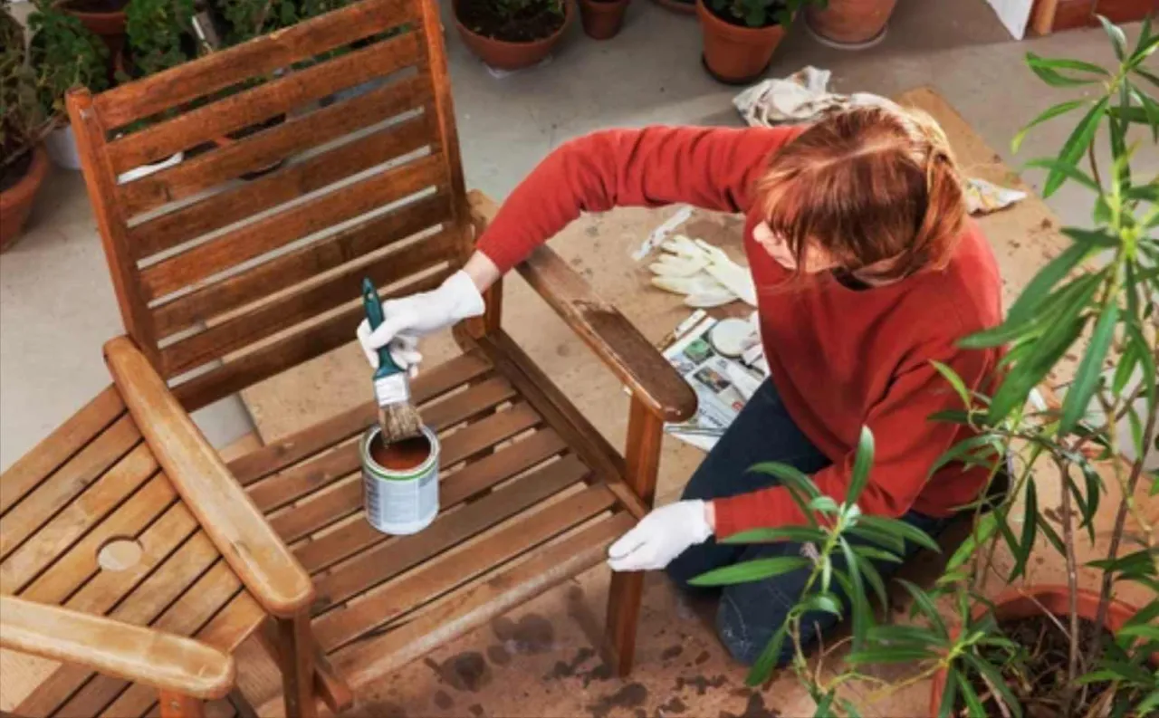 Jak malować drewno na zewnątrz - praktyczne porady i skuteczne techniki