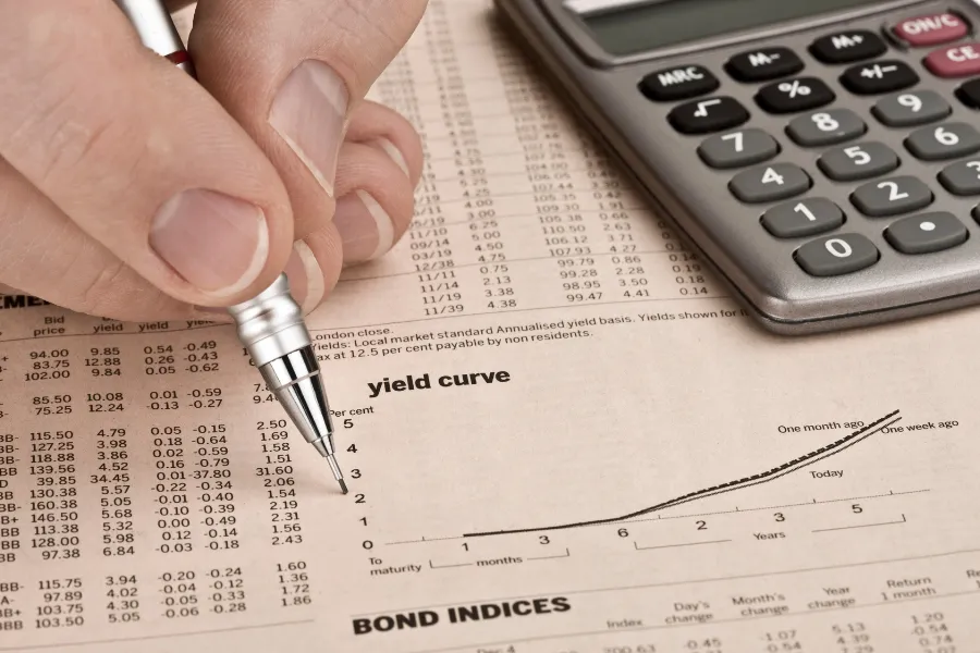 Odwrócona krzywa rentowności: co oznacza i jak wpływa na gospodarkę