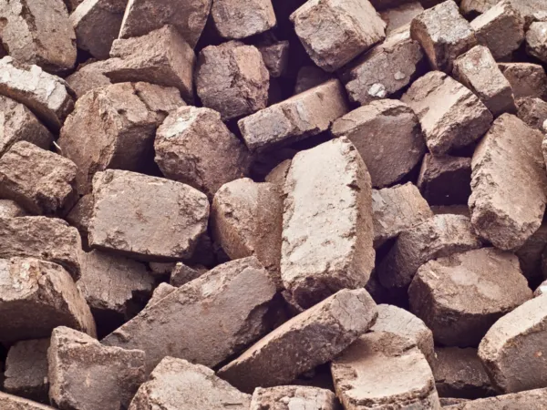 Czym jest brykiet torfowy i jak powstaje? Skład i proces produkcji wyjaśnione