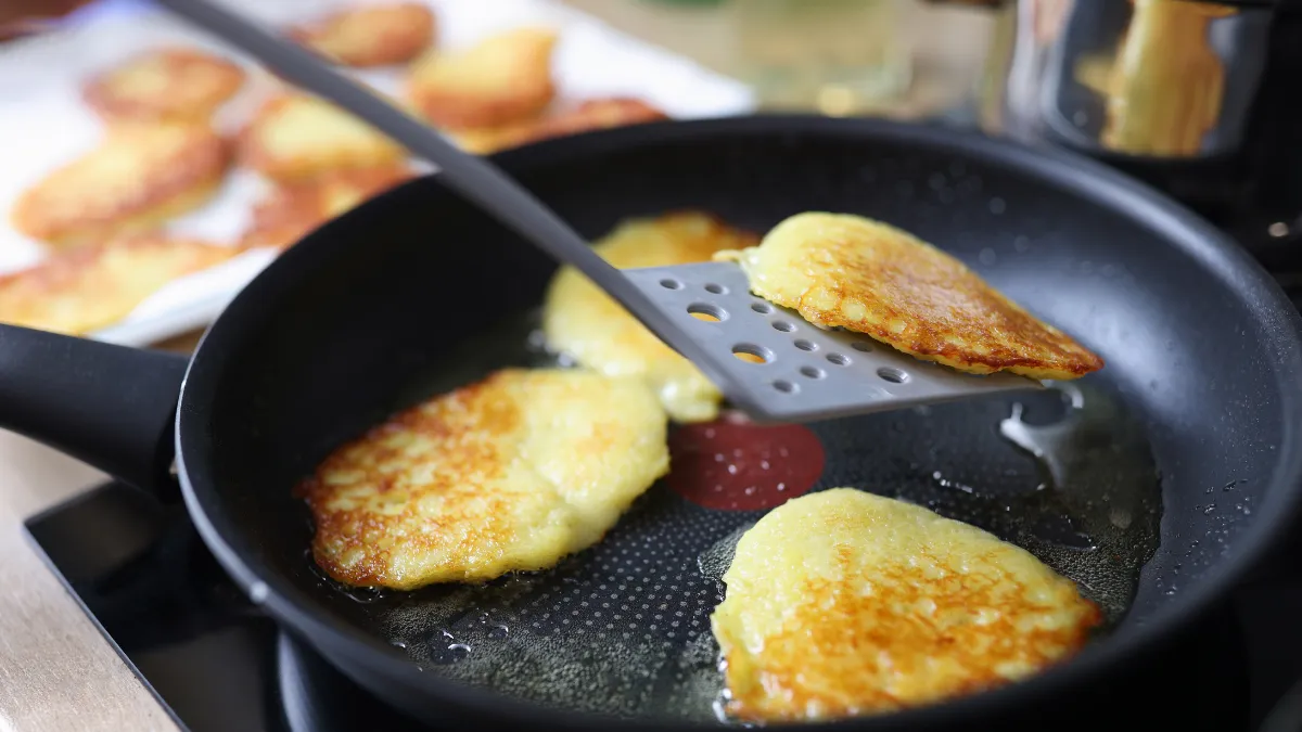 Jaka śmietana do placków ziemniaczanych sprawdzi się najlepiej? Porady i wskazówki