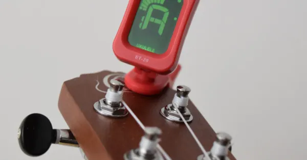 Jakie są struny w ukulele i jak je poprawnie nastroić?