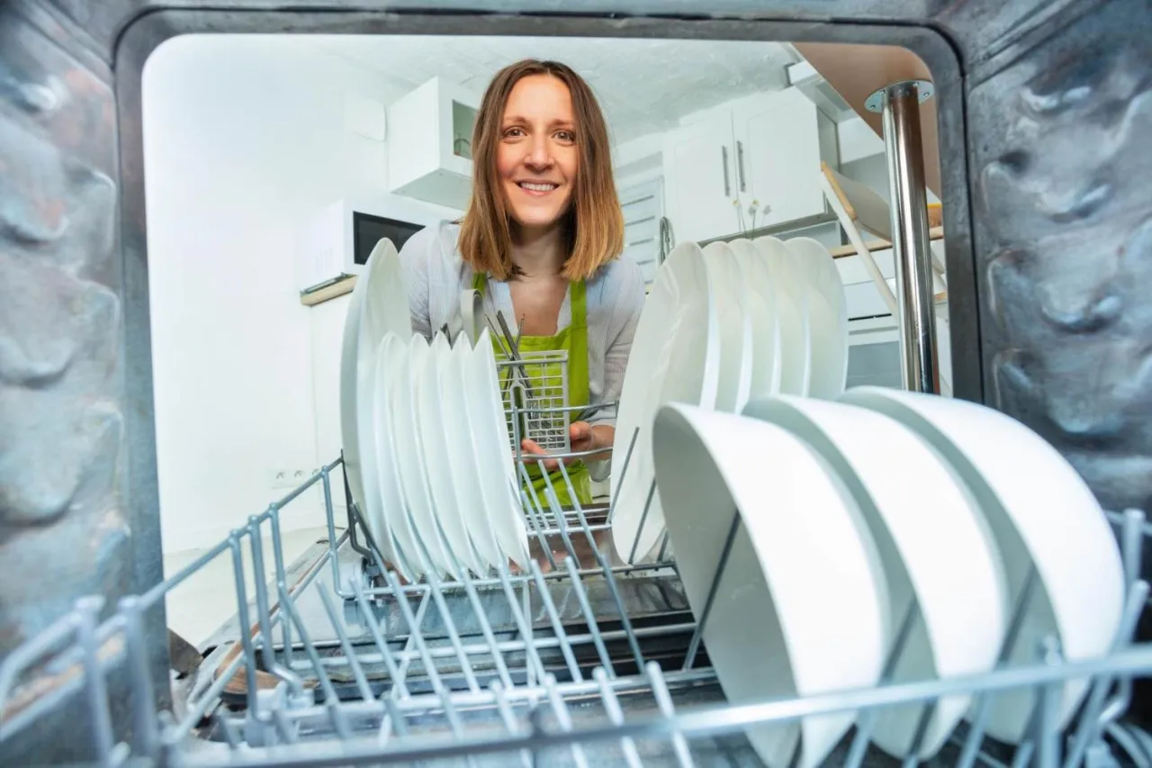 Co zamiast soli do zmywarki? Skuteczne i tanie zamienniki
