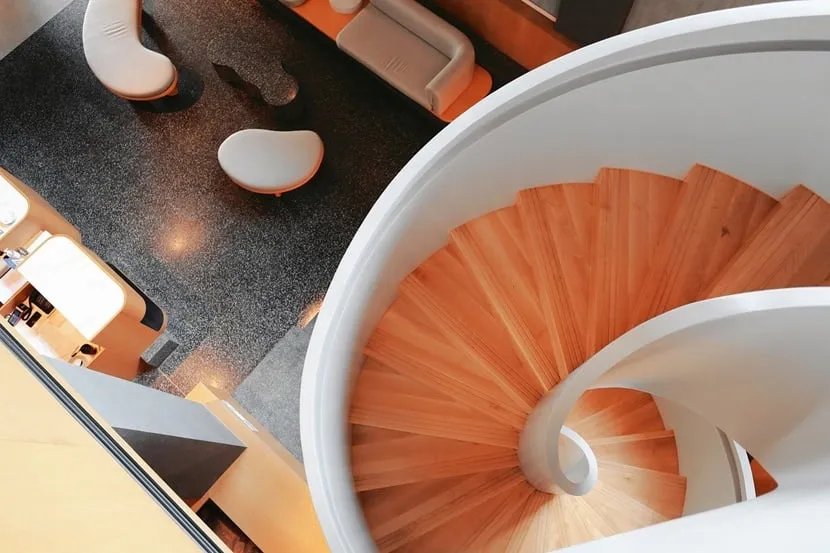 Schody wachlarzowe czy zabiegowe? Poznaj różnice i wybierz idealne