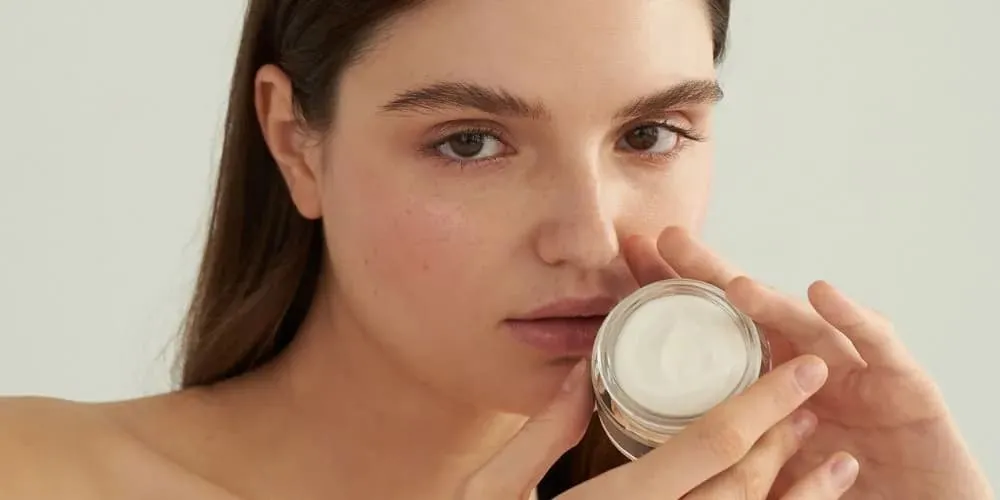 Co najpierw serum czy krem? Odkryj tajemnice skutecznej pielęgnacji