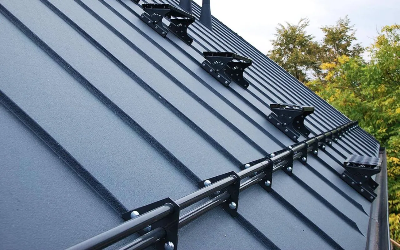 Płotki śniegowe na dach: skuteczna ochrona przed zimowymi zagrożeniami