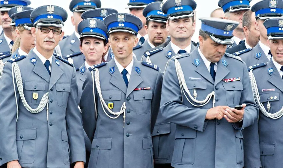 Ile zarabia oficer policji? Zaskakujące różnice w wynagrodzeniach