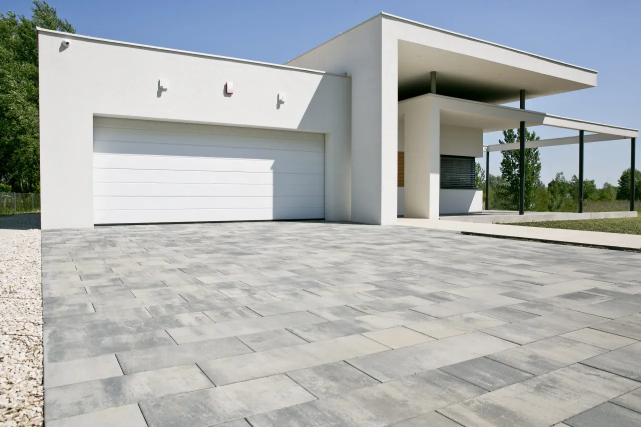 Jakiej grubości kostka na podjazd, aby uniknąć problemów z pękaniem?